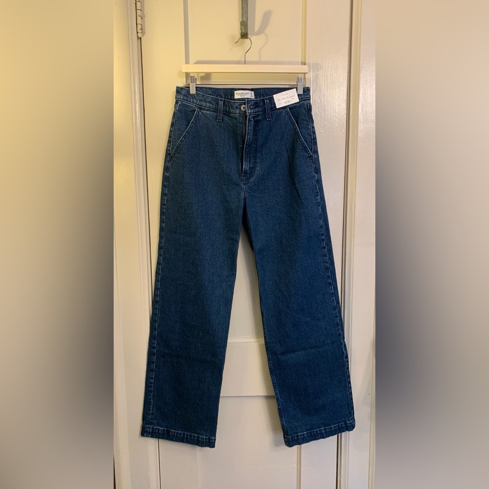 NWT Abercrombie & Fitch High-Rise '90's
Relaxed Jean with Trouser Pockets